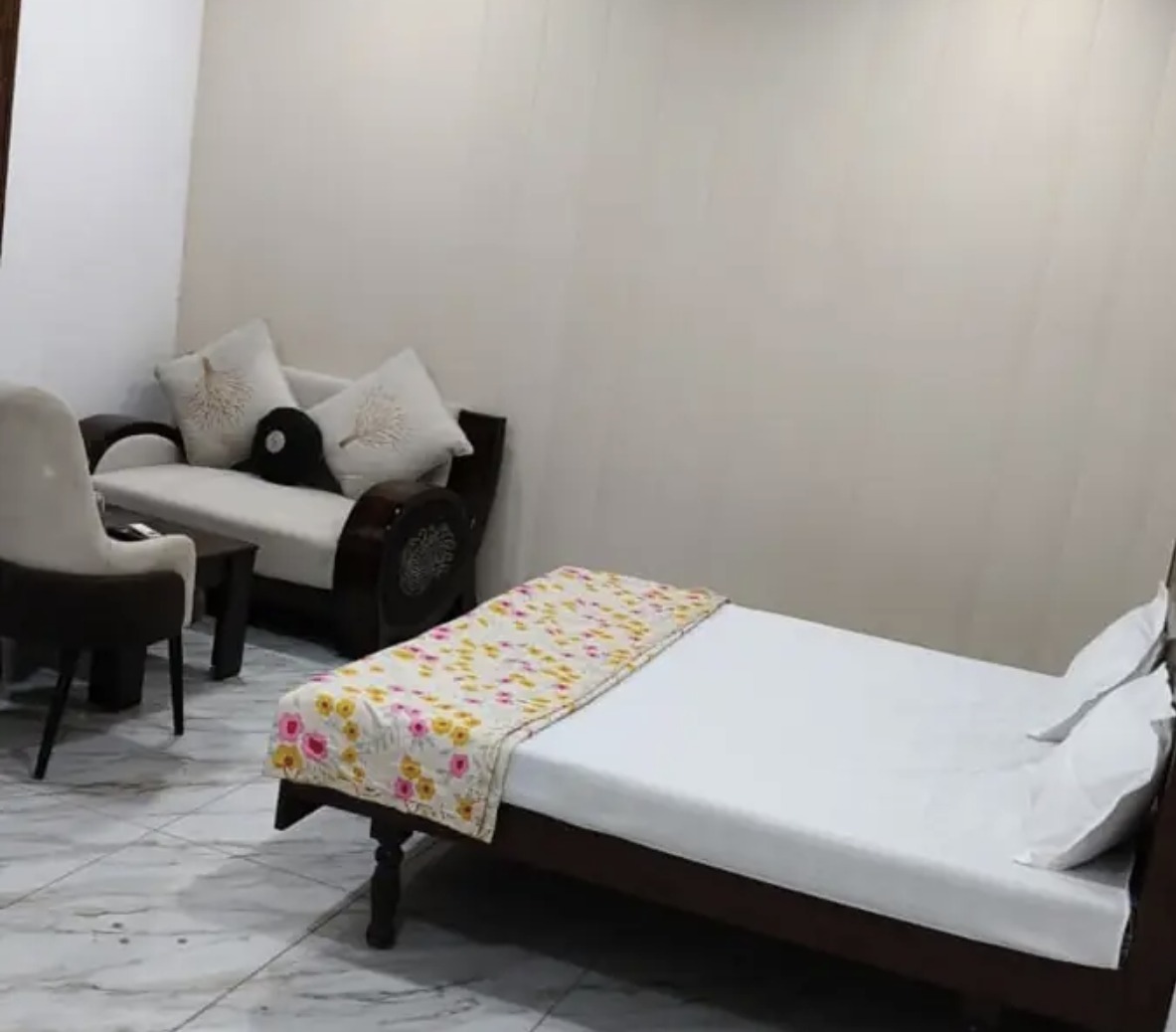 Classic AC room with bed and seating